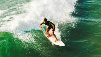 爱游戏娱乐网址-史上最年轻的“欧冠偶像”崛起记，欧冠最年轻出场纪录